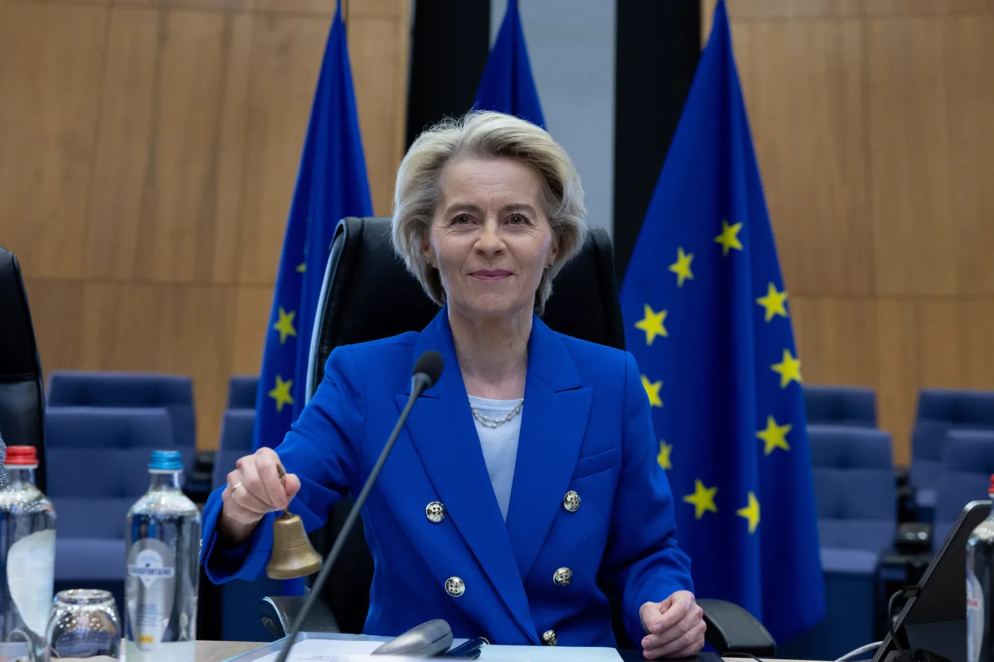 Euroopa Komisjoni president Ursula von der Leyen helistab kella, et kuulutada avatuks volinike nädalakoosolek Brüsselis 9. aprillil 2025.