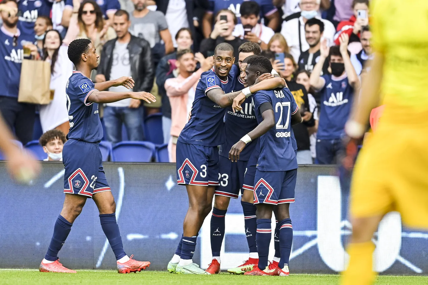 PSG mängijad väravat tähistamas.