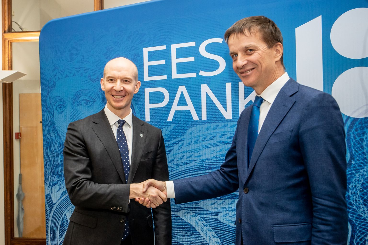 Eesti Panga uus juht Madis Müller (vasakul), kes võtab ameti üle Ardo Hanssonilt.