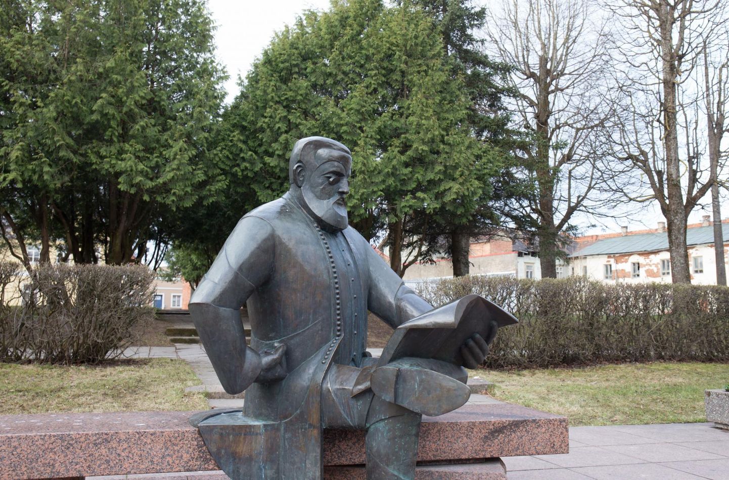 Ajalehe Sakala rajaja Carl Robert Jakobsoni skulptuur Viljandis.