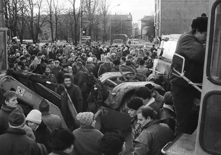 Barikāžu dalībnieki pie Liepājas valdes 1991. gada 15 janvārī.