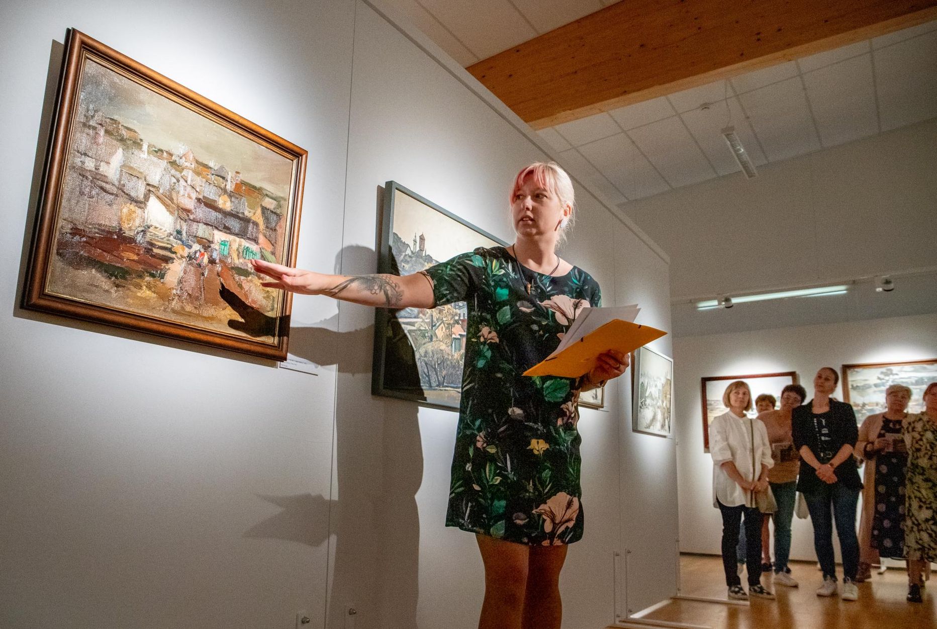 Vändra kunstigalerii avas uue hooaja näitusega “Eesti maastiku ilu” koostöös Eesti kunstimuuseumiga. Teoseid tutvustas kuraator Maris Roost.