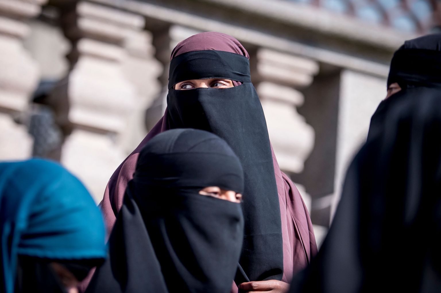 Niqab'i kandvad naised Norra naaberriigis Taanis, kus nägu katvate rõivaste kandmine hiljuti keelustati.