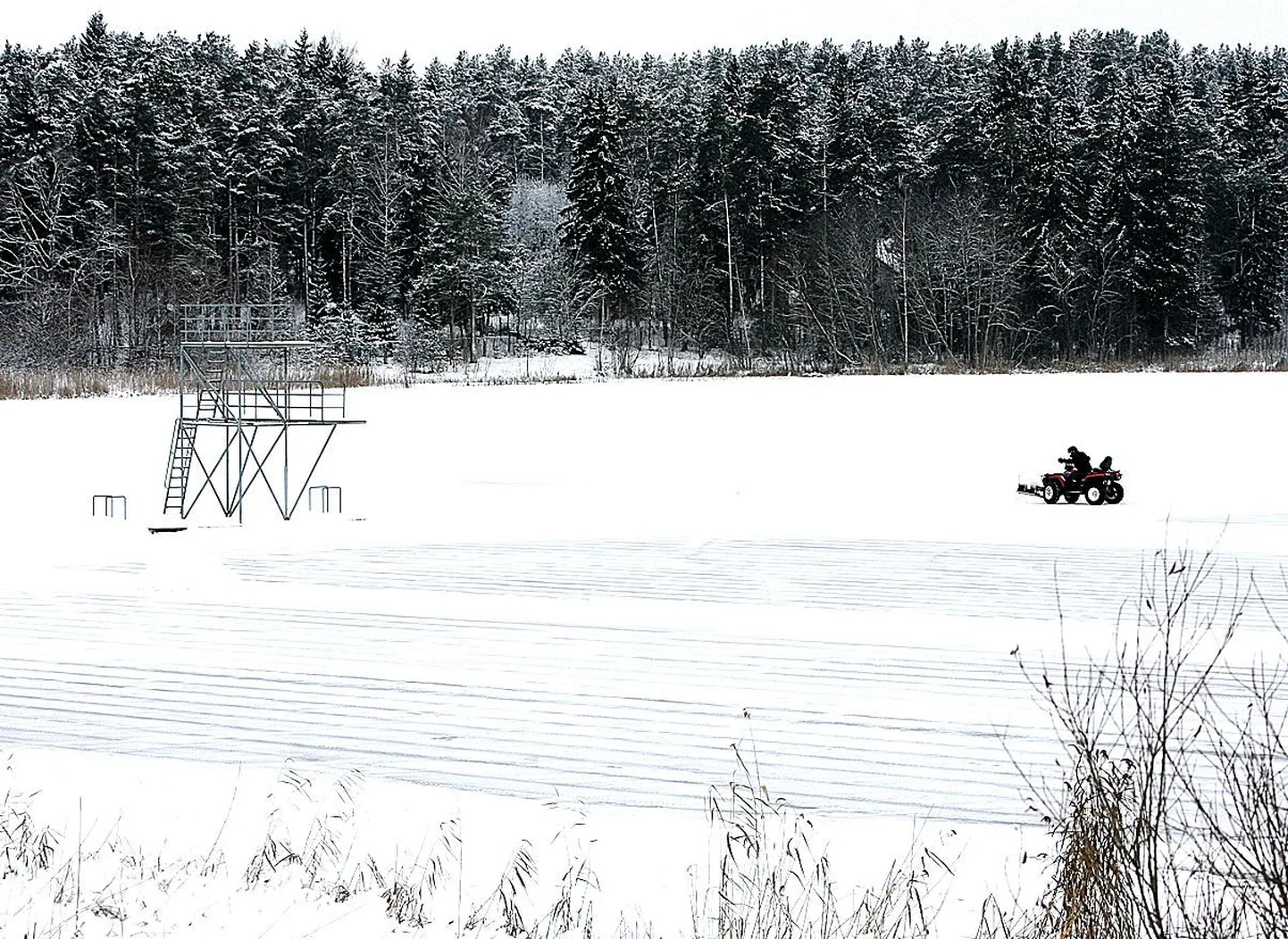 Reede ennelõunal lükkas Jüri Kusnetsov ATVga Verevi järvele hiigelsuurt uisuväljakut.