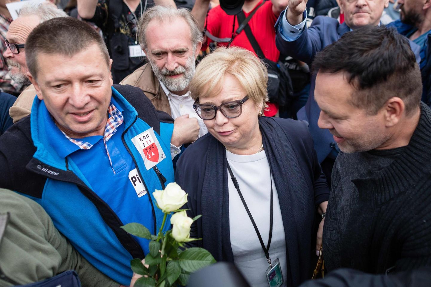 Kui Poola ülemkohtu eesistuja Małgorzata Gersdorf (keskel) eile hommikul tööle saabus, tervitasid teda peale ajakirjanike ja kolleegide tuhanded meeleavaldajad, kes nõudsid ülemkohtu ees õigusriigi põhimõtetest kinnipidamist.