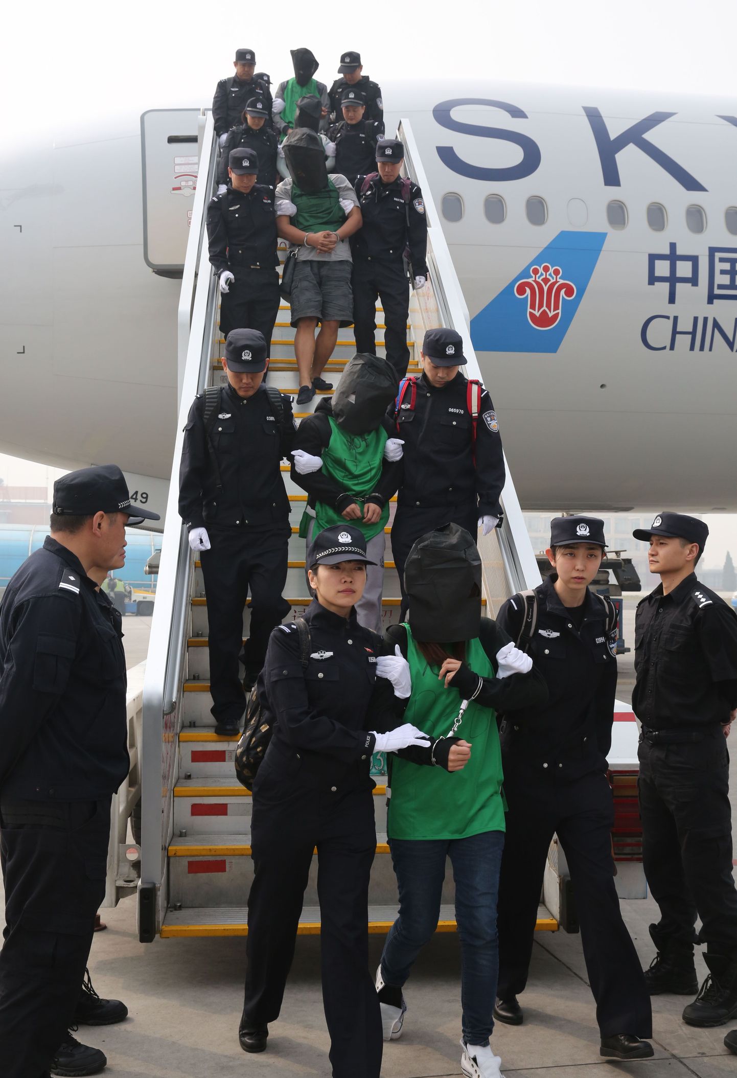 Hiinas vahi all viibivad taiwanlased eskorditakse lennukist ülekuulamisele