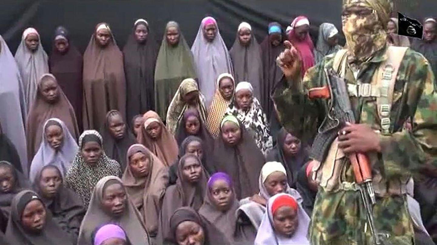 Boko Harami liider Abubakar Shekau koos röövitud koolitüdrukutega.