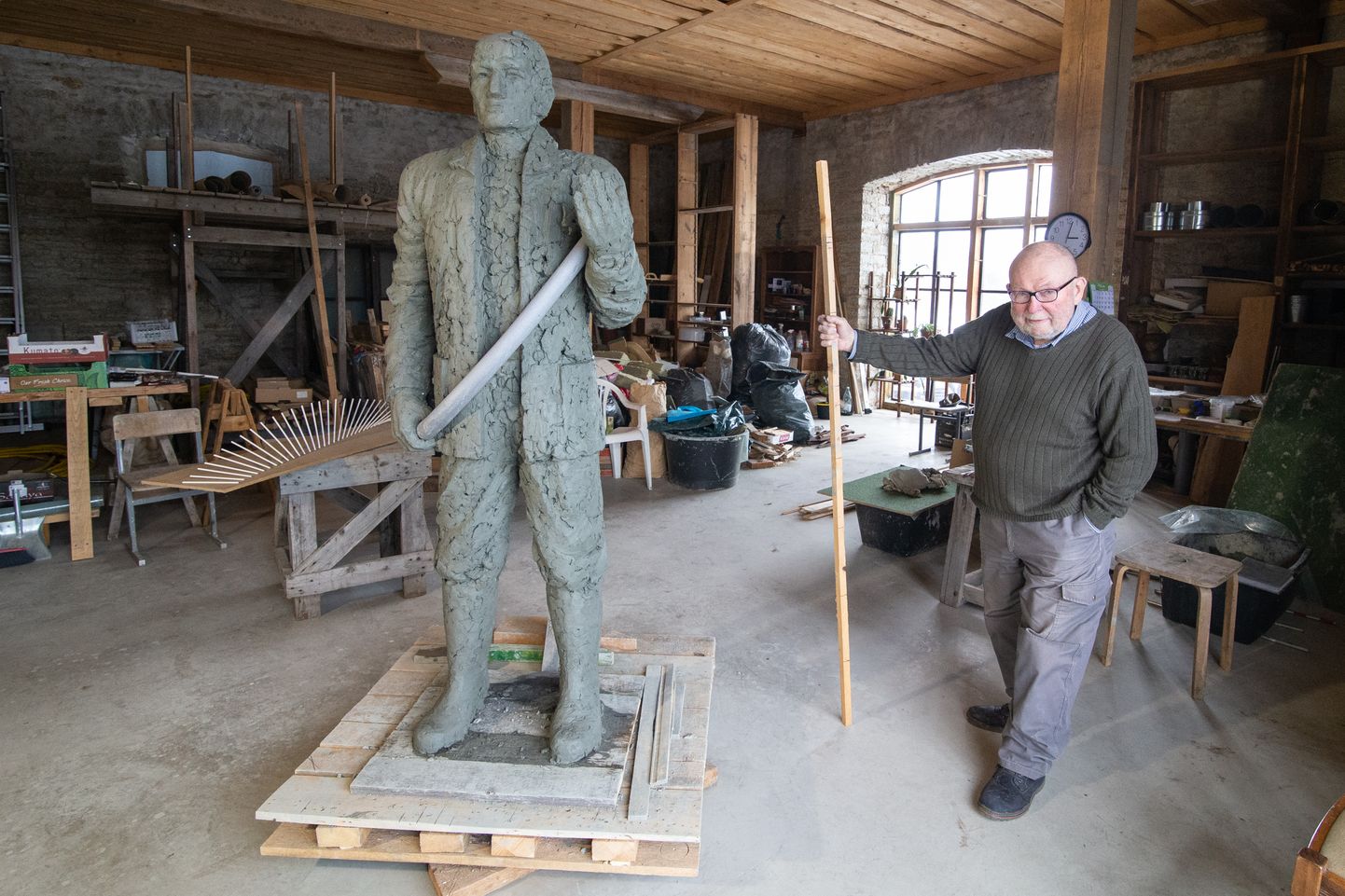 Лембит Палм изначально хотел сделать скульптуру повыше - 2,2 метра. Однако заказчик предпочел, чтобы шахтер больше походил на обычного человека, поэтому высота статуи составит 1,83 метра.