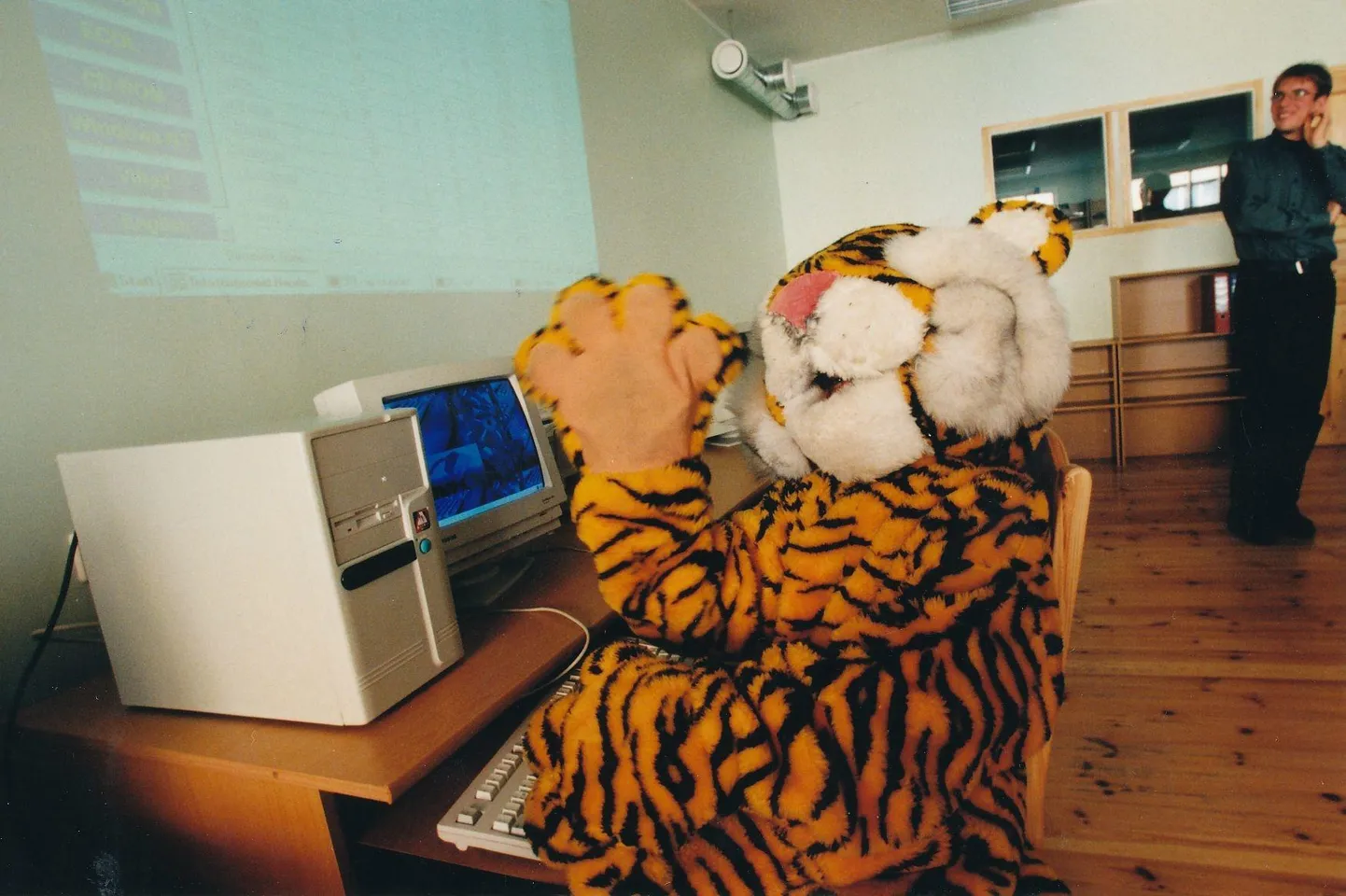Hariduse infrastruktuuri parandamisele suunatud Tiigrihüppe projekti käigus toimus Eesti koolide ühendamine internetti. Pildil tiiger aastal 1998.