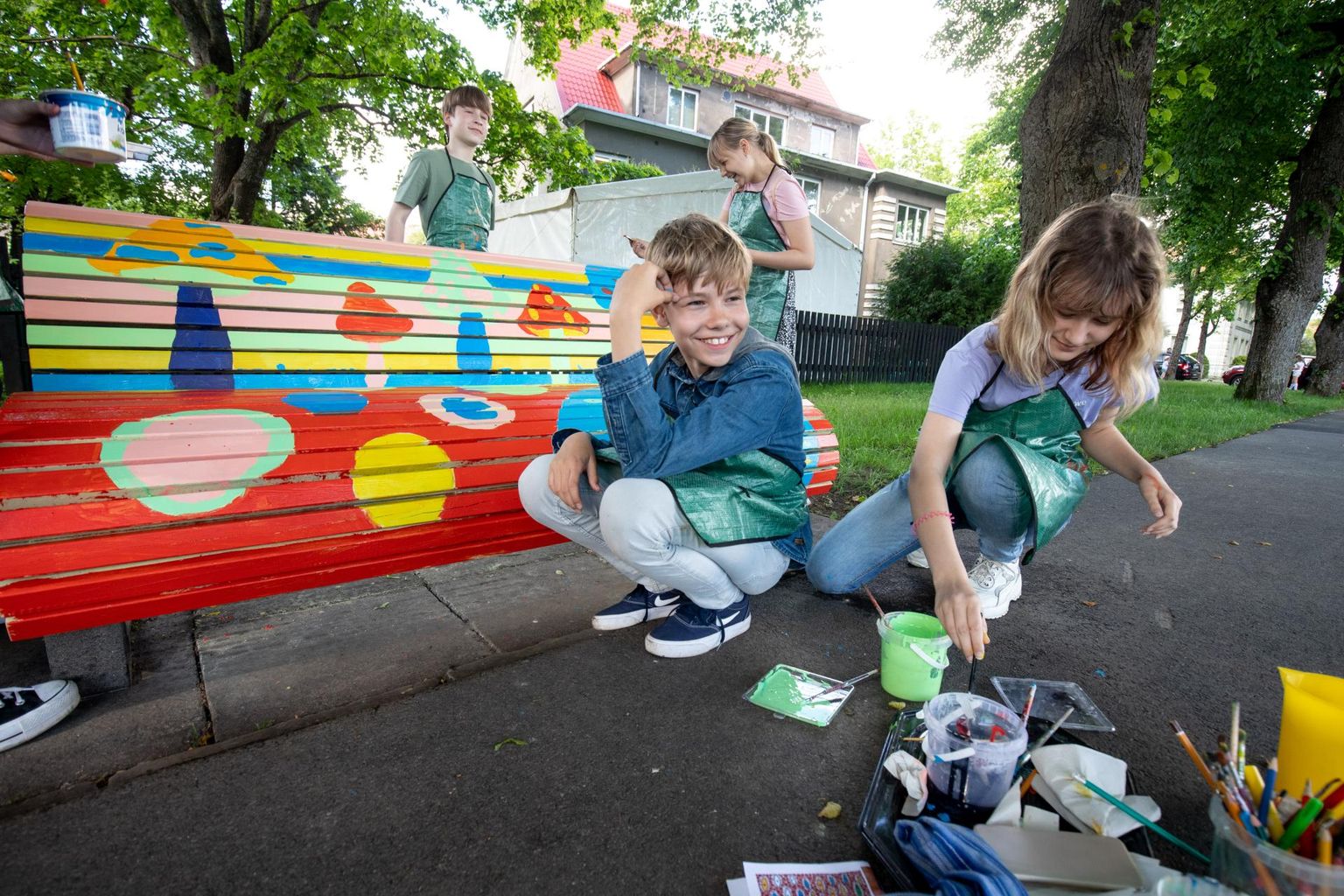 Kunstikooli lapsed maalisid üleeile Esplanaadi tänaval pargipinkidele pilte.