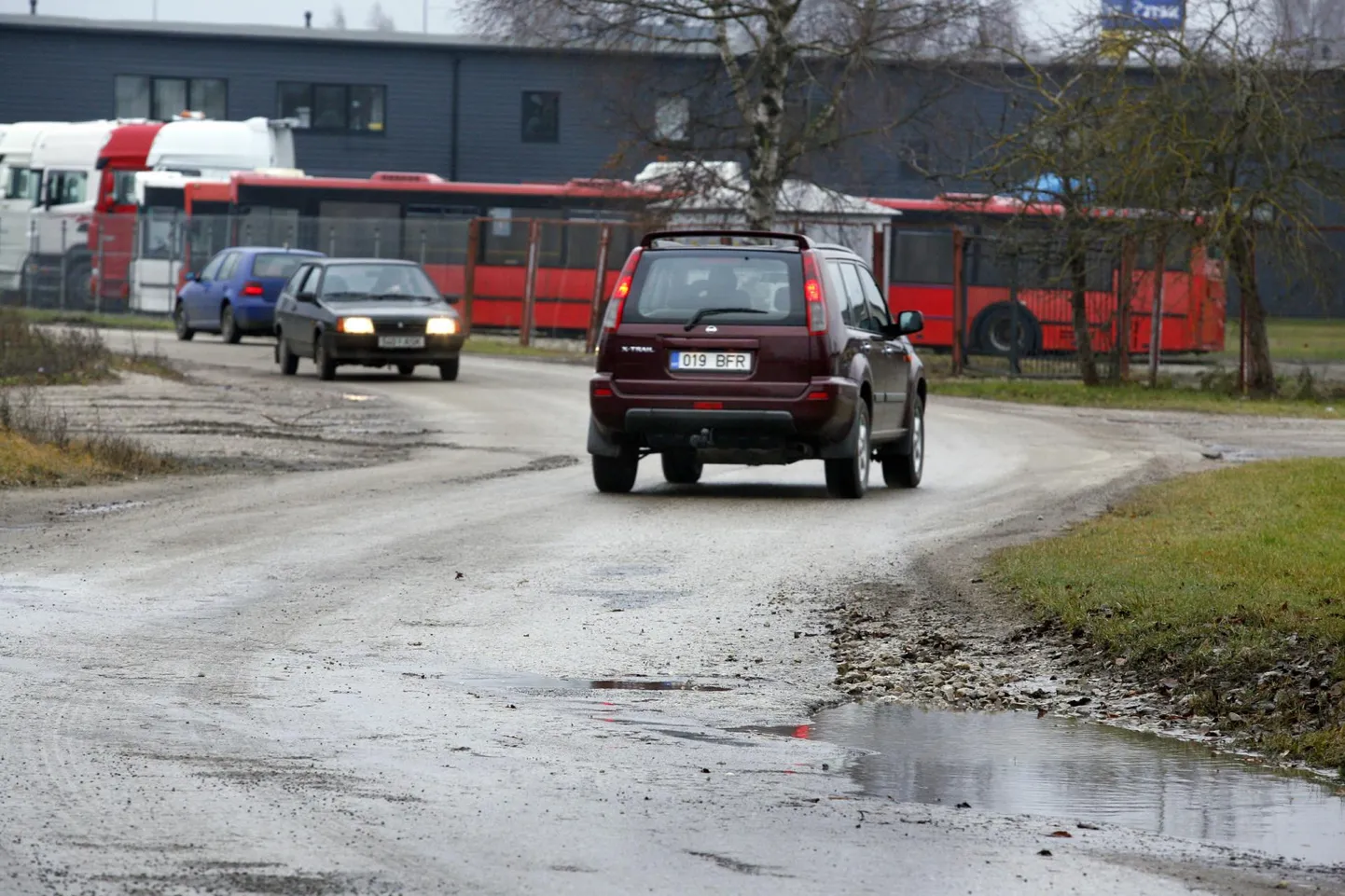 Pärnu linnavalitsus otsustas tänasel istungil omandada ja võõrandada Papiniidu tänava ääres ja selle lähiümbruses krunte, et juba kümmekond aasta tagasi plaani võetud Suur-Jõe tänava pikendus välja ehitada.