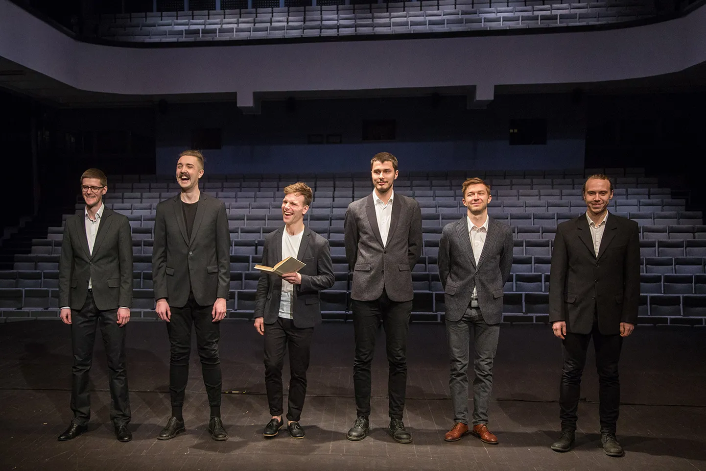Paide teatri trupi moodustavad (vasakult) projektijuht Harri Ausmaa ning suvel Eesti muusika- ja teatriakadeemia lavakunstikooli 28. lennu lõpetajad: lavastaja Jan Teevet ning näitlejad Joosep Uus, Kirill Havanski, Johannes Richard Sepping ja Ursel Tilk.