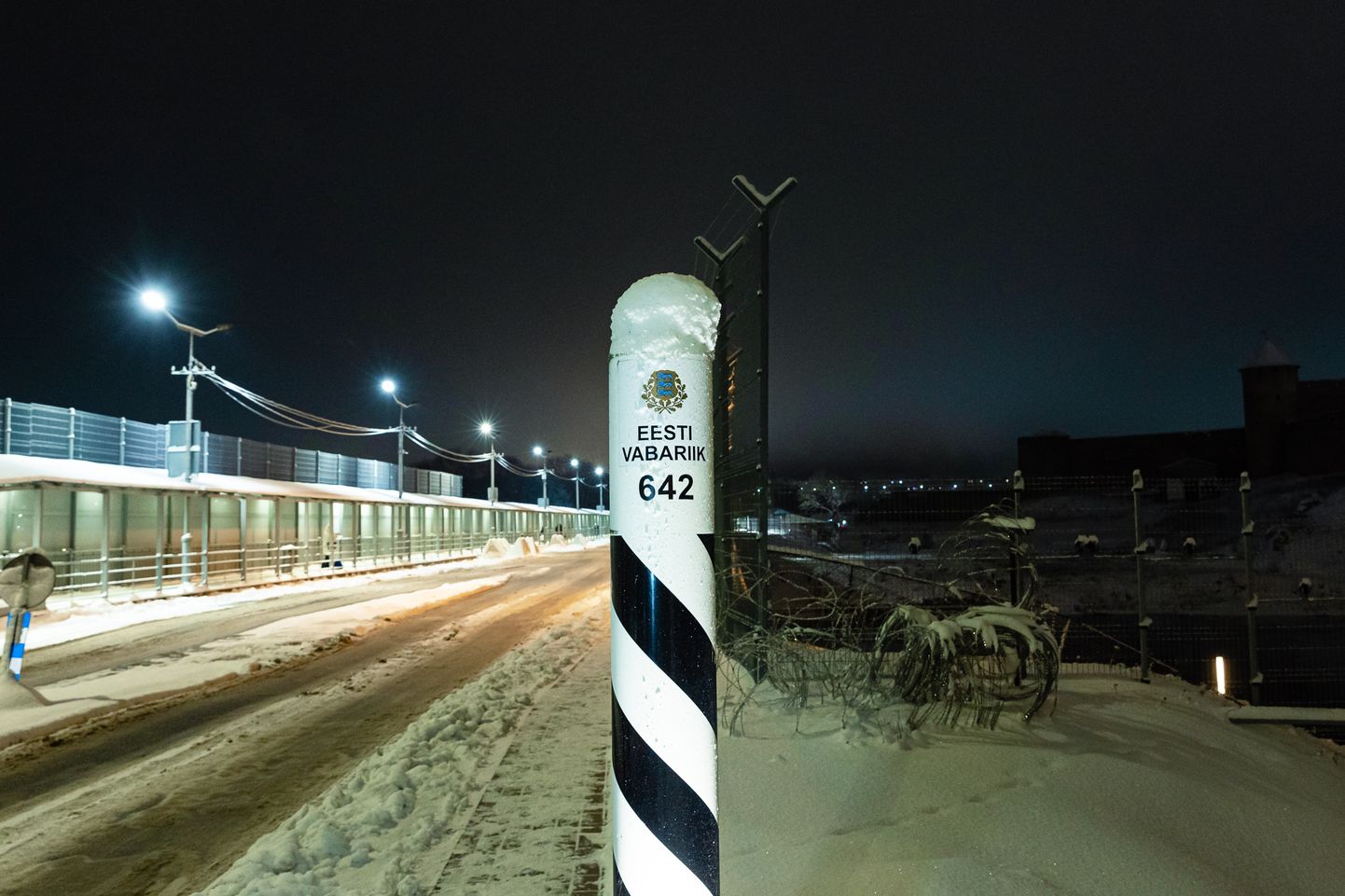 Пограничный столб на границе с Россией в Нарве.