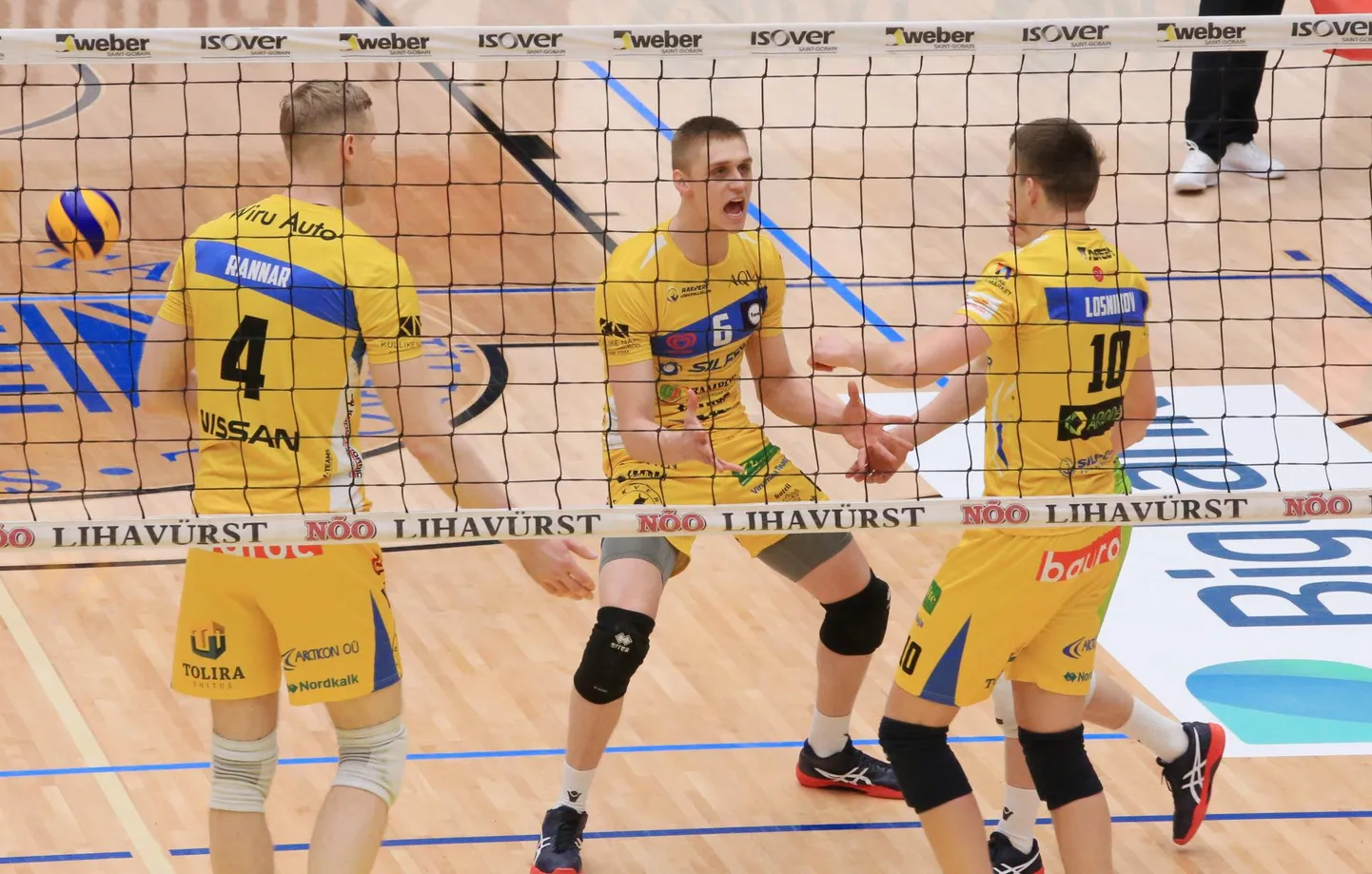 Saaremaa juhib nüüd kolme võiduni mängitavat seeriat 2:1. Neljas matš toimub neljapäeval kell 19 Rakveres ning viies pühapäeval Kuressaares.