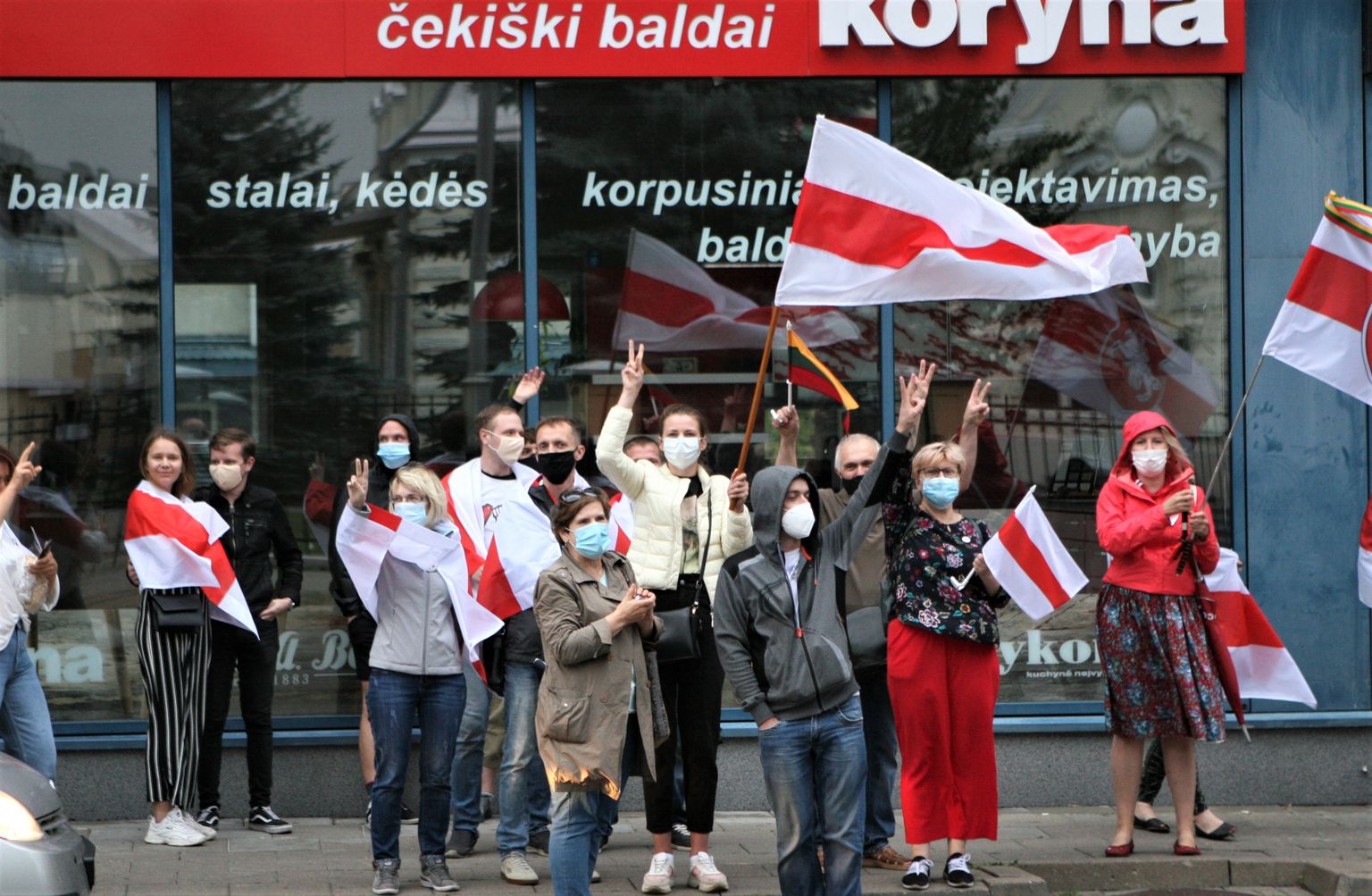 Demokraatiameelsed protestijad Vilniuses Valgevene saatkonna ees.