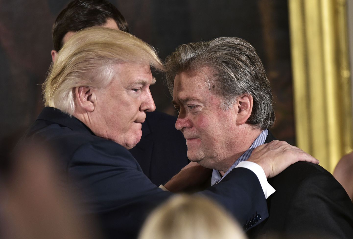 ASV prezidents Donalds Tramps un Stīvs Banons 2017. gadā.