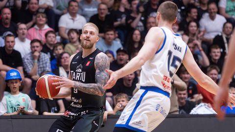 Lips esitas juuste blondeerimisest kaks versiooni, mängus ka Drelli käsi