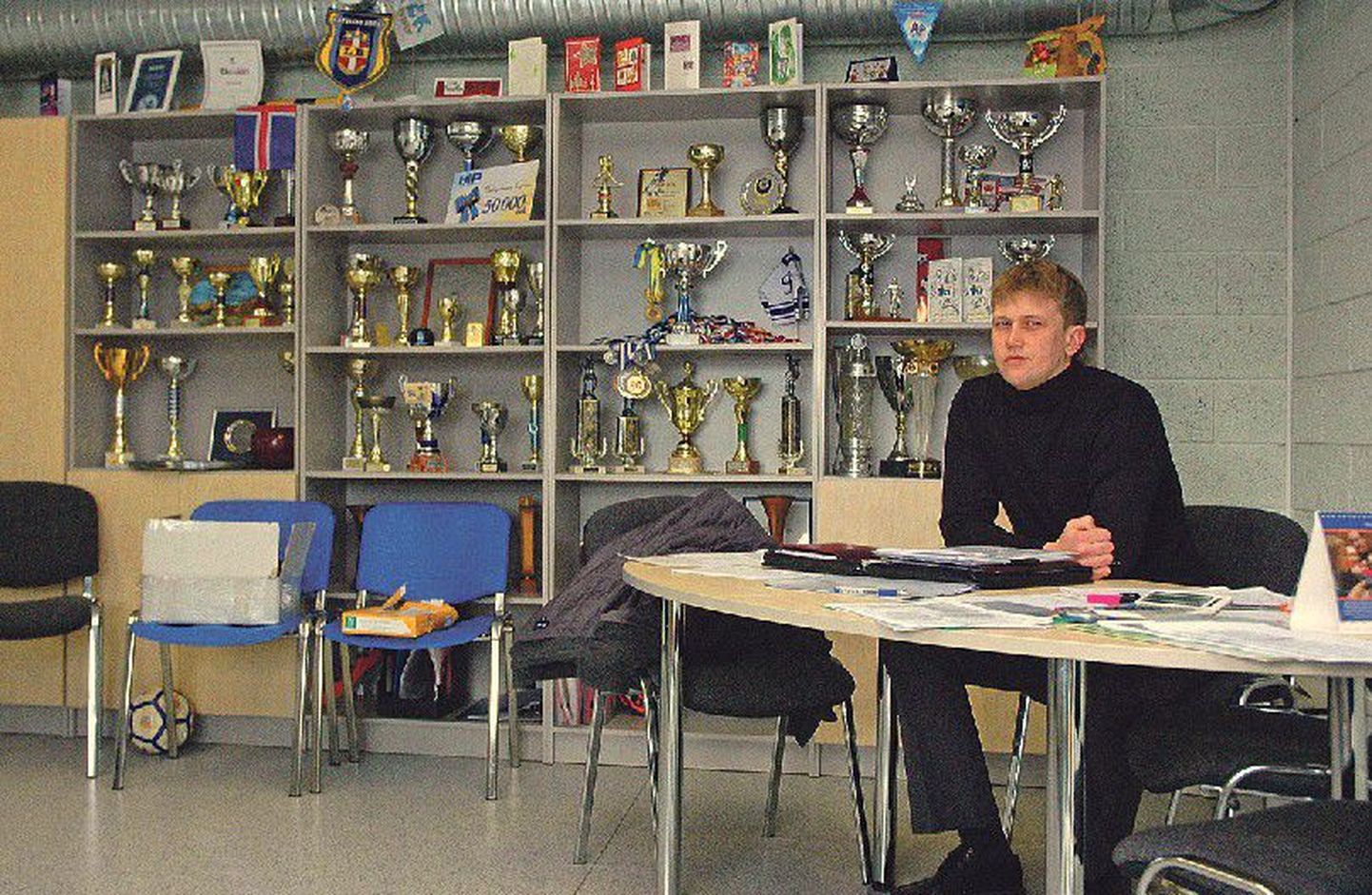На своем рабочем месте Леонид Гулов буквально окружен наградами воспитанников возглавляемой им нарвской спортшколы Paemuru.