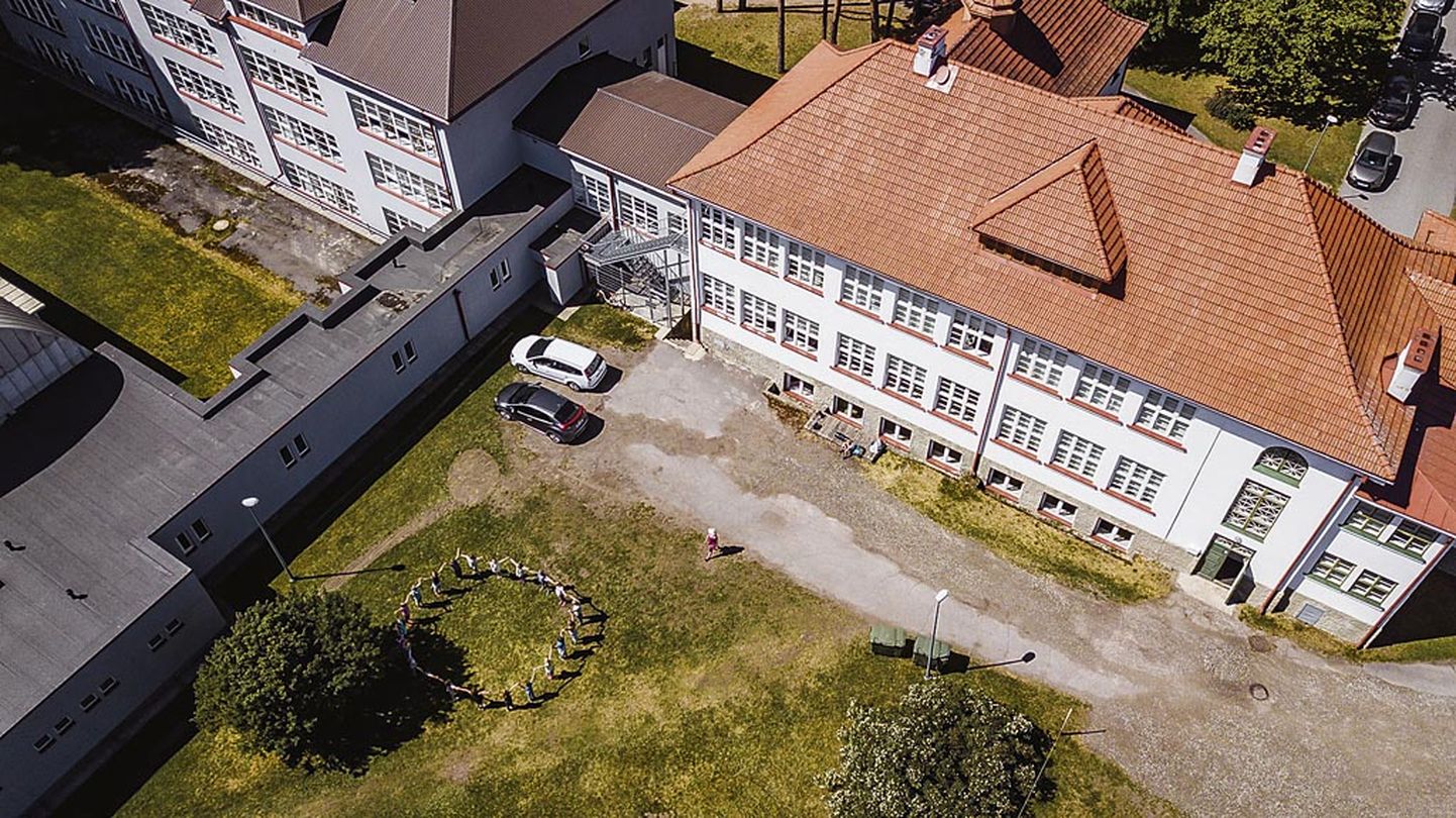 Kuna neljandat aastat järjest peab Pärnu Rääma põhikool esimesse klassi vastu võtma kolm klassitäit lapsi, jääb õppeasutusel ruumi vajaka.