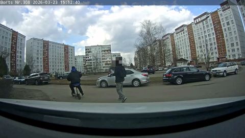 VIDEO ⟩ Pašvaldības policija Mežciemā aiztur iereibušu elektroskrejriteņa vadītāju bez tiesībām