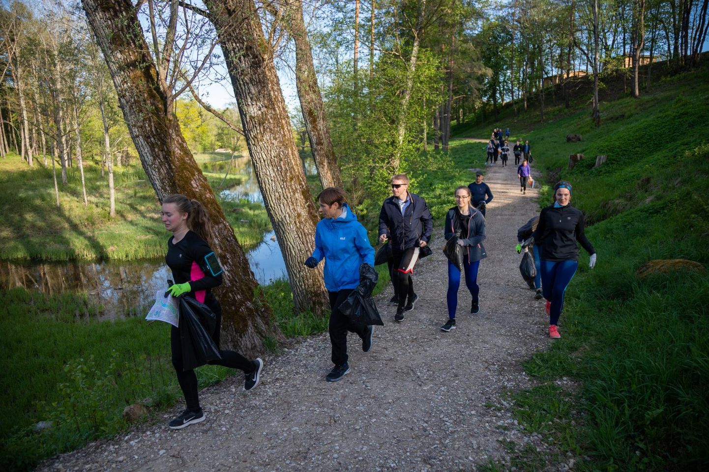 Viljandi gümnaasiumi õpilasesindus plaanib ka sel aastal korraldada prügijooksu. Pilt on tehtud mullusest üritusest, millest võttis osa ka president Kersti Kaljulaid.
