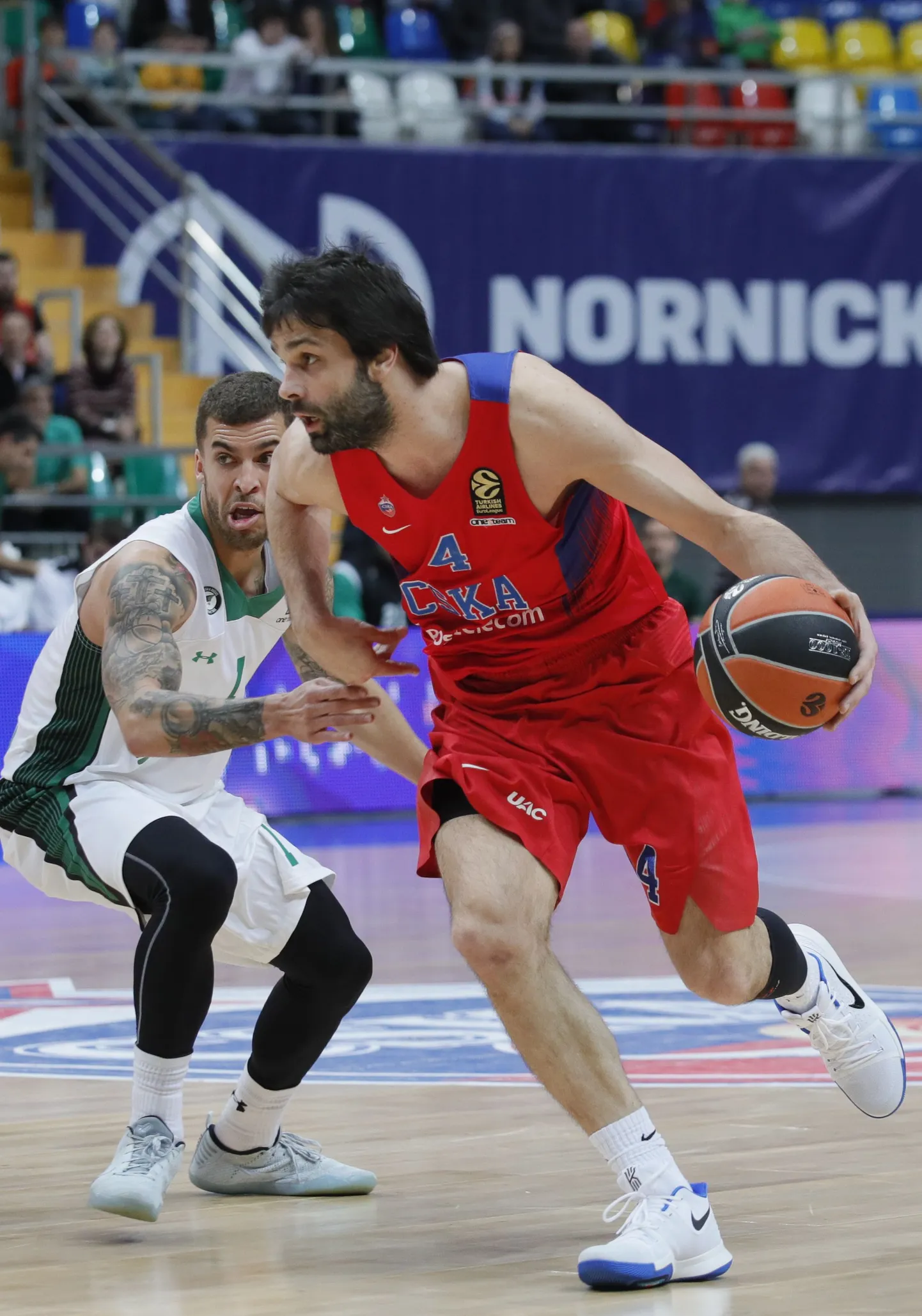 CSKA suurim korvikütt Milos Teodosic (paremal) ja Darussafaka suurim skoorija Scottie Wilbekin.