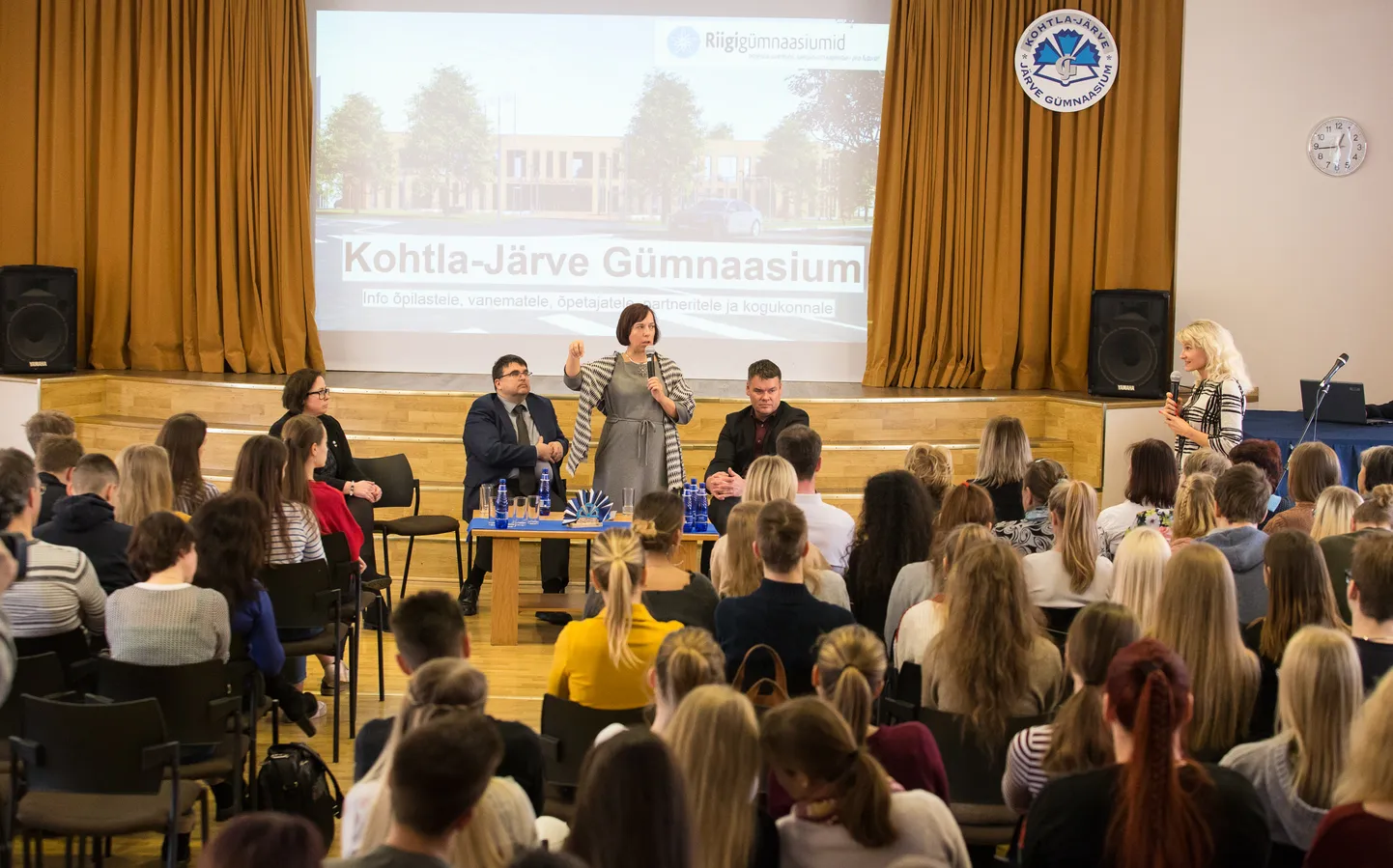Nii rahvarohked kogunemised nagu sel pildil, kus haridus- ja teadusminister Mailis Reps on  2019. aasta alguses Kohtla-Järve Järve gümnaasiumi aulas, ei ole tänavu maikuu teises pooles veel lubatud, kuid kuni kümne õpilasega klassis võib õppetööd läbi viia.