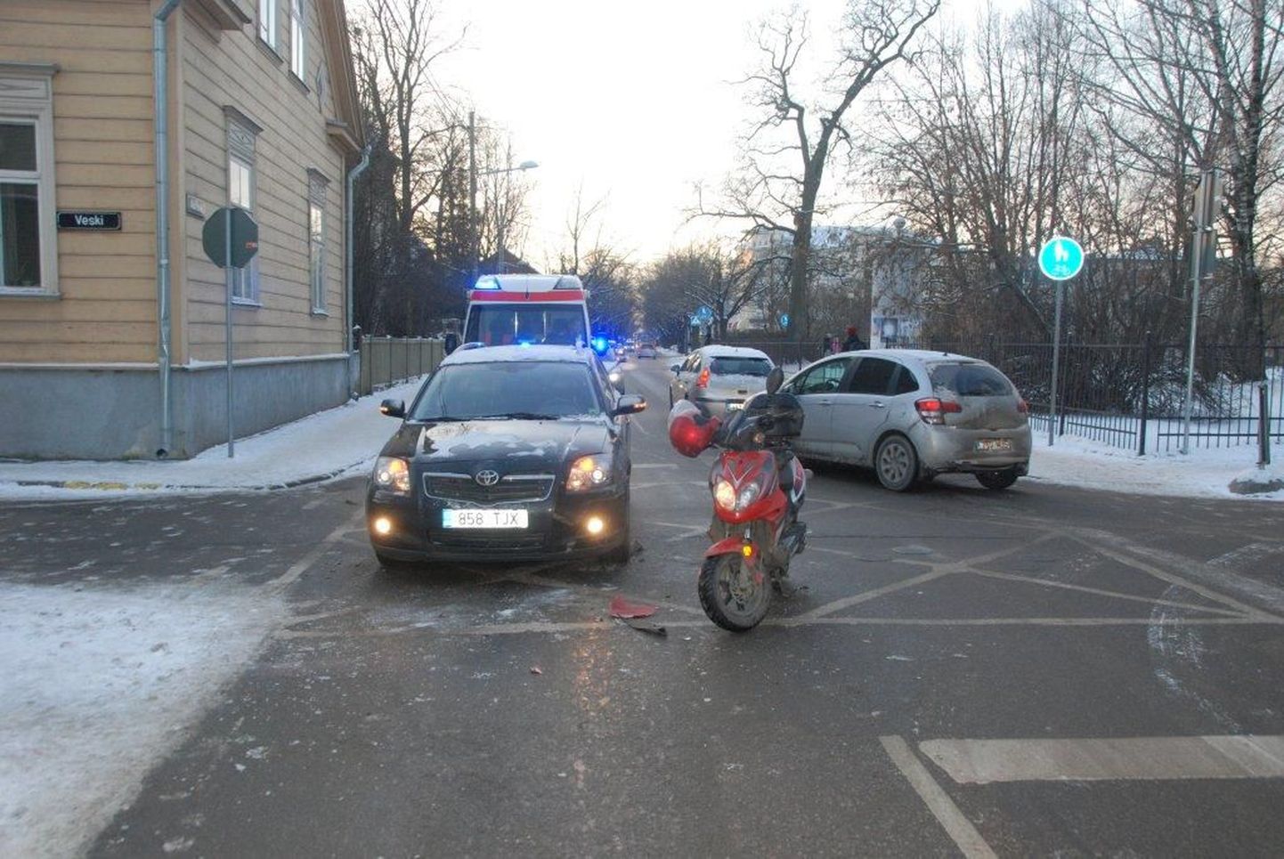 Tartus Näituse ja Veski tänava ristmikul põrkasid 7. jaanuari pärastlõunal kokku roller ja sõiduauto.