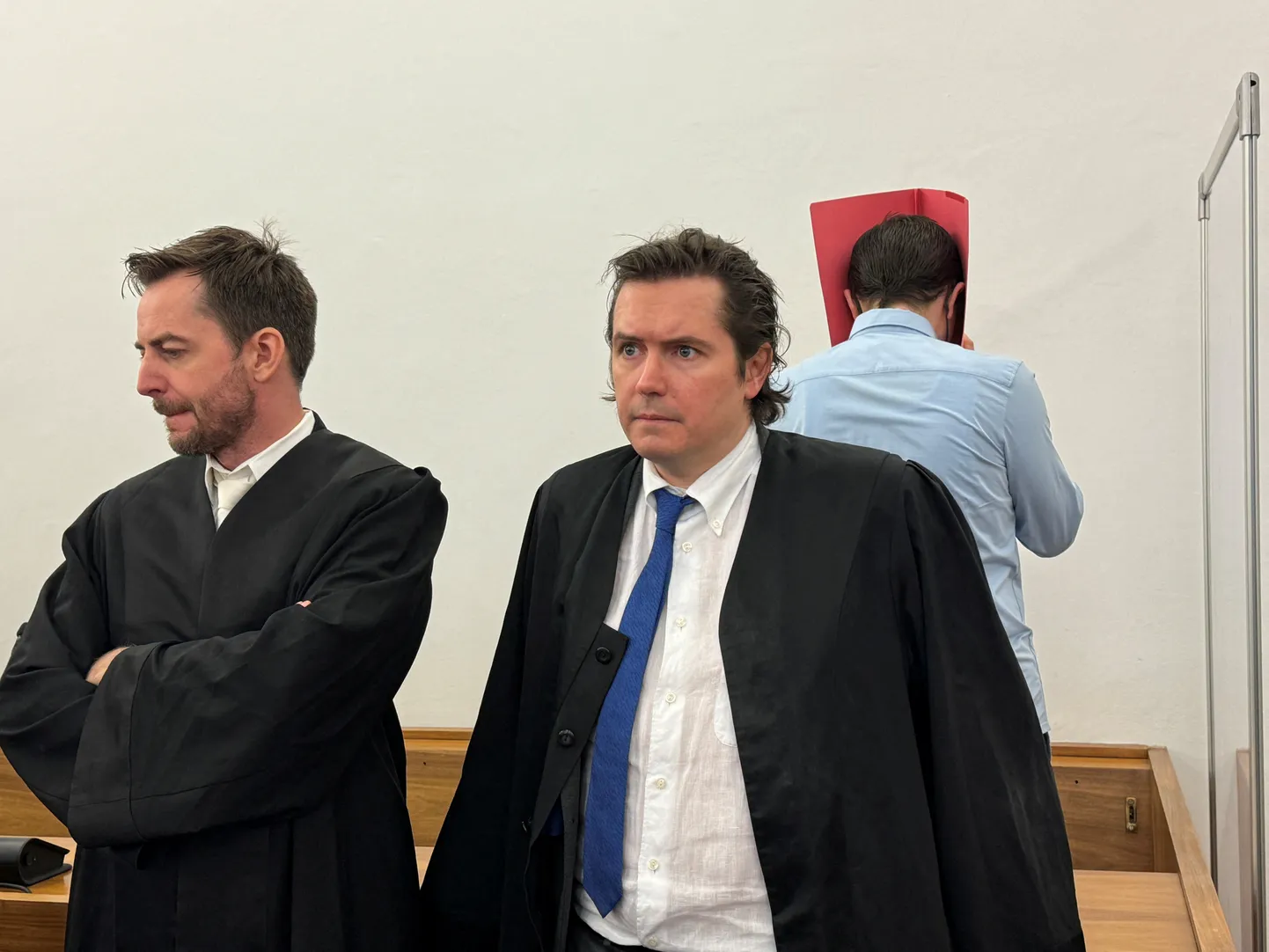 Ameeriklane Troy B, kes anti kohtu alla naiste ründamises, kattis Saksamaa Kempteni kohtus näo kinni. Esiplaanil on ta kaks advokaati Philip Müller ja Alexander Stevens.