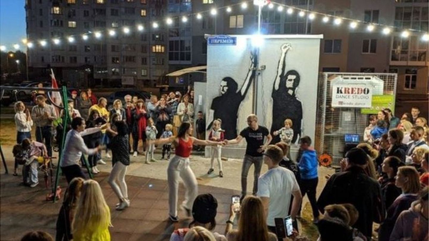 Танцы на "Площади перемен" - такое название получил двор во Фрунзенском районе Минска.