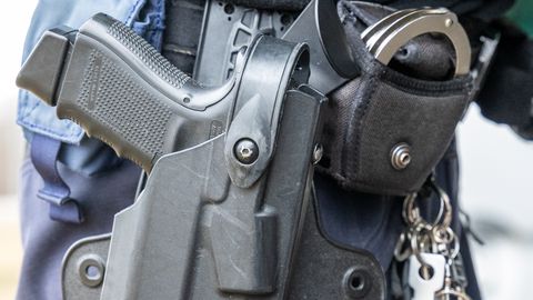 Kohtla-Järvel peeti kinni mees, kellelt leiti ootamatu relv