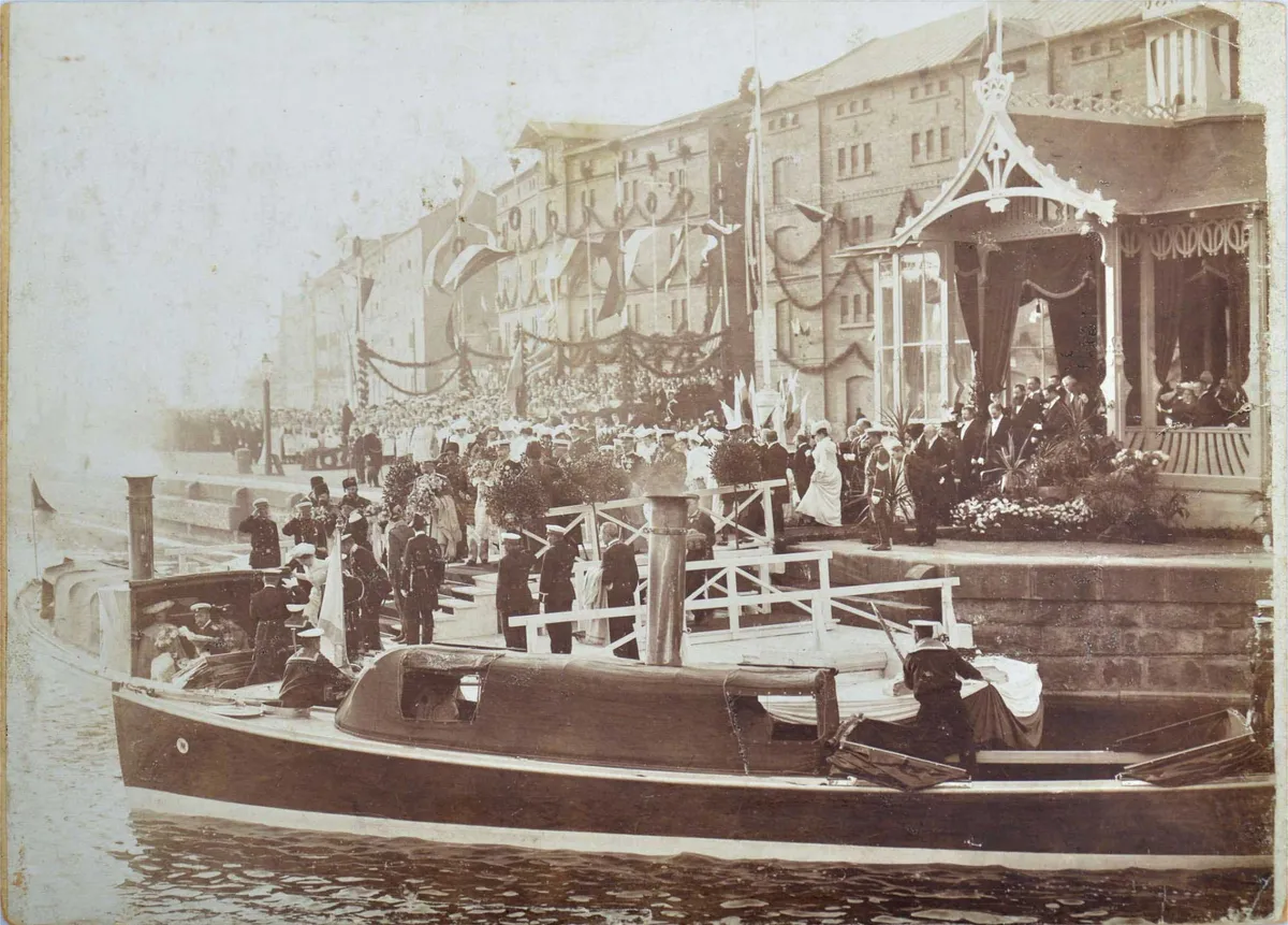 Krievijas Cara Nikolaja II ierašanās Liepājā. 1903. Krievijas imperatora Nikolaja II jahta Liepājas ostā. 1903. Izmērs 14.8x19.5 cm