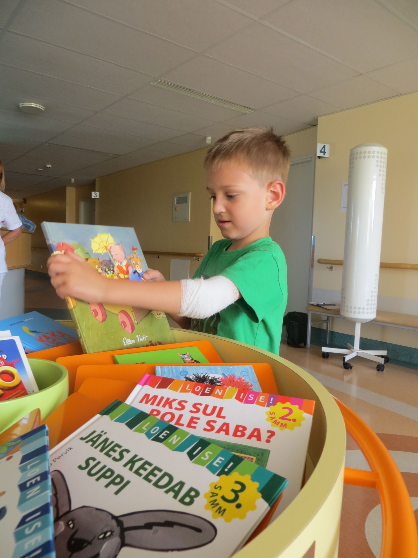 Haiglaravil viibinud viieaastane Daniel tutvub raamatukarussellil paikneva lektüüriga.