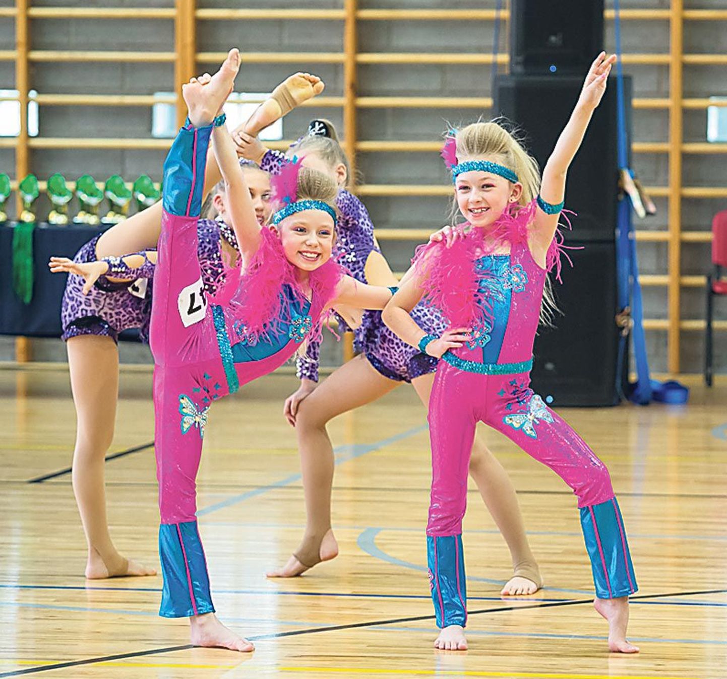 Kesklinna koolide võimlasse kogunes nädalavahetusel mõõtu võtma ligemale 500 tantsijat üle Eesti.