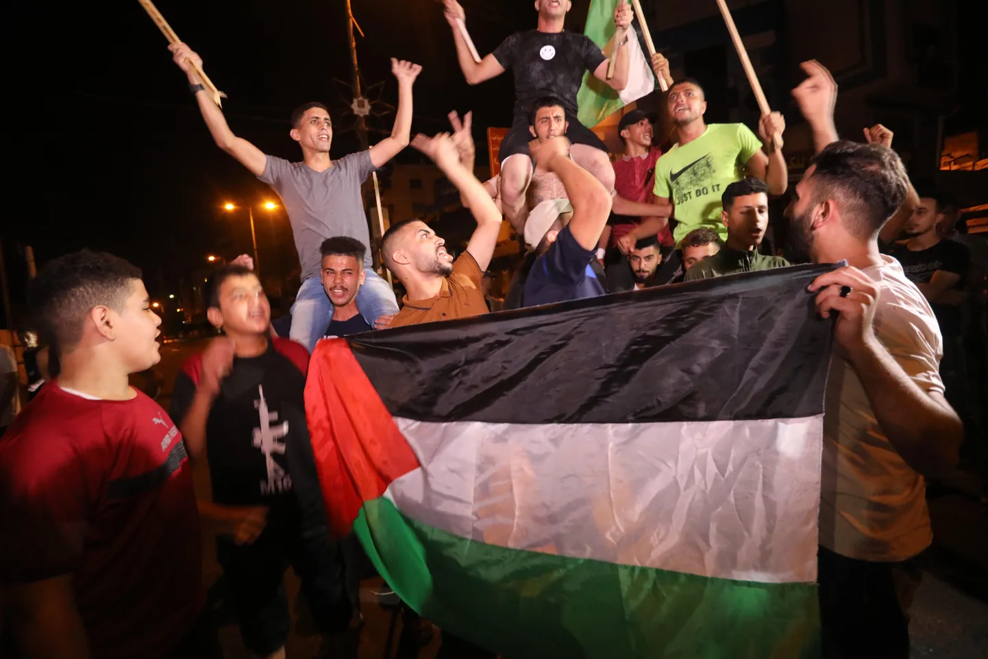 Palestiinlased tähistamas Iisraeliga sõlmitud relvarahu pärast enam kui kaks päeva kestnud Iisraeli õhurünnakuid Gaza linnas.