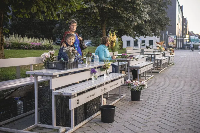 Idee nr 12. Lillemüüjatele ilusad müügipaviljonid.
Idee esitajad soovivad, et igal Küüni tänava lillemüüjal oleks kate, millega ennast ja lilli halva ilma eest kaitsta. Praegused müügiletid näevad välja armetud ja ajale jalgu jäänud.