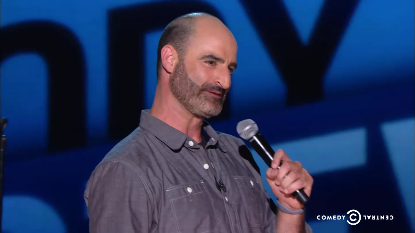 Suri komöödianäitleja Brody Stevens.