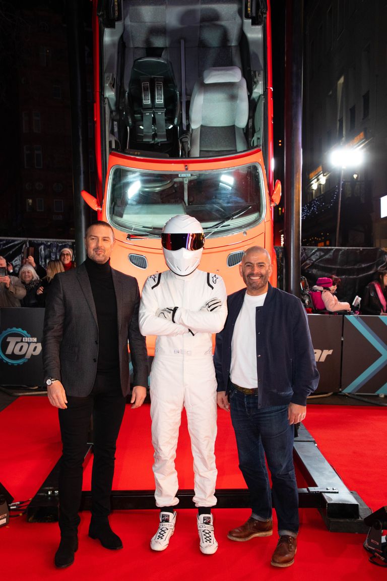 Paddy McGuinness (vasakul), The Stig ja Chris Harris (paremal) «Top Geari» 28. hooaja tutvustussündmusel Londonis
