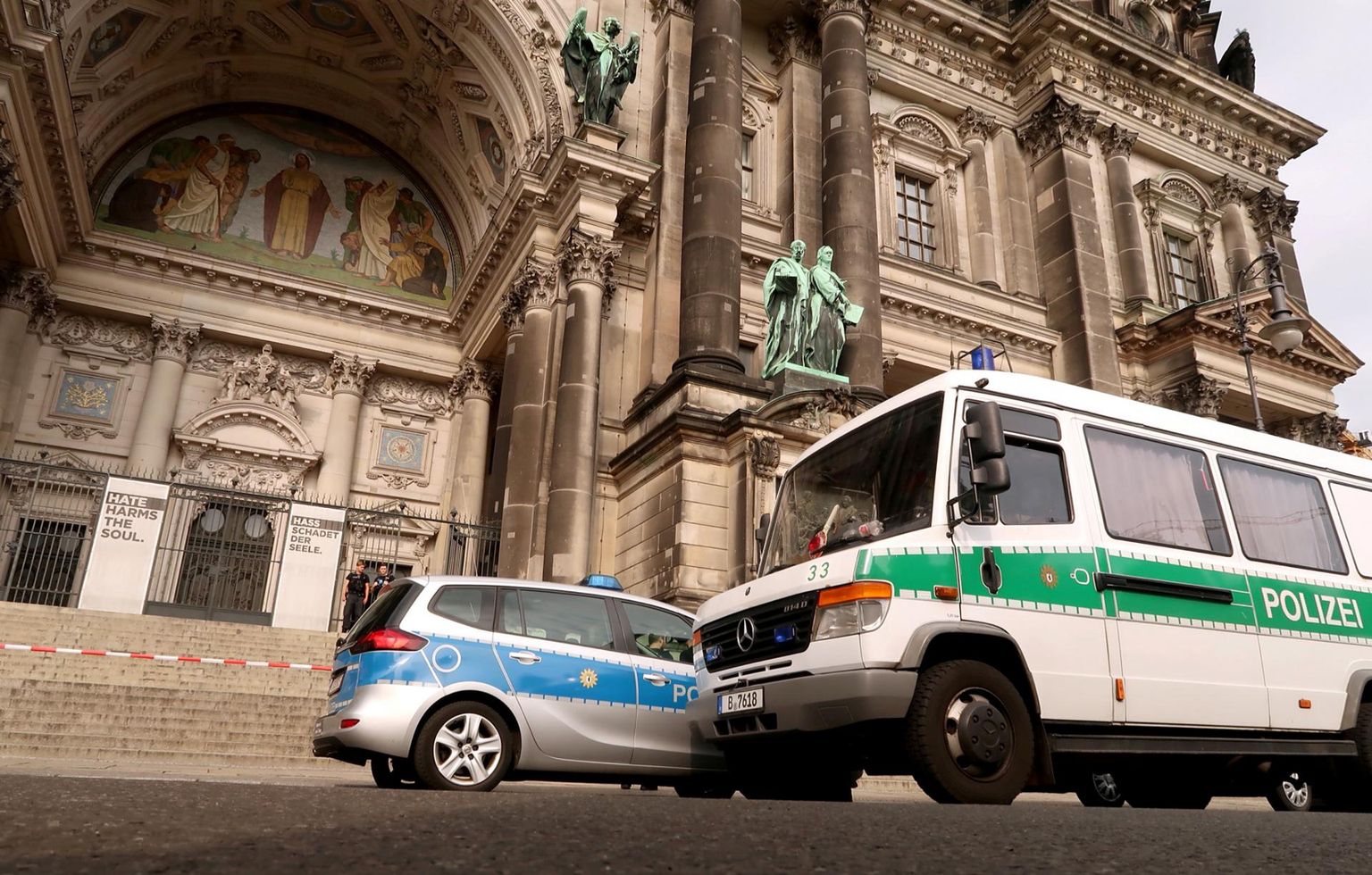 Saksa politsei Berliini katedraali juures. 