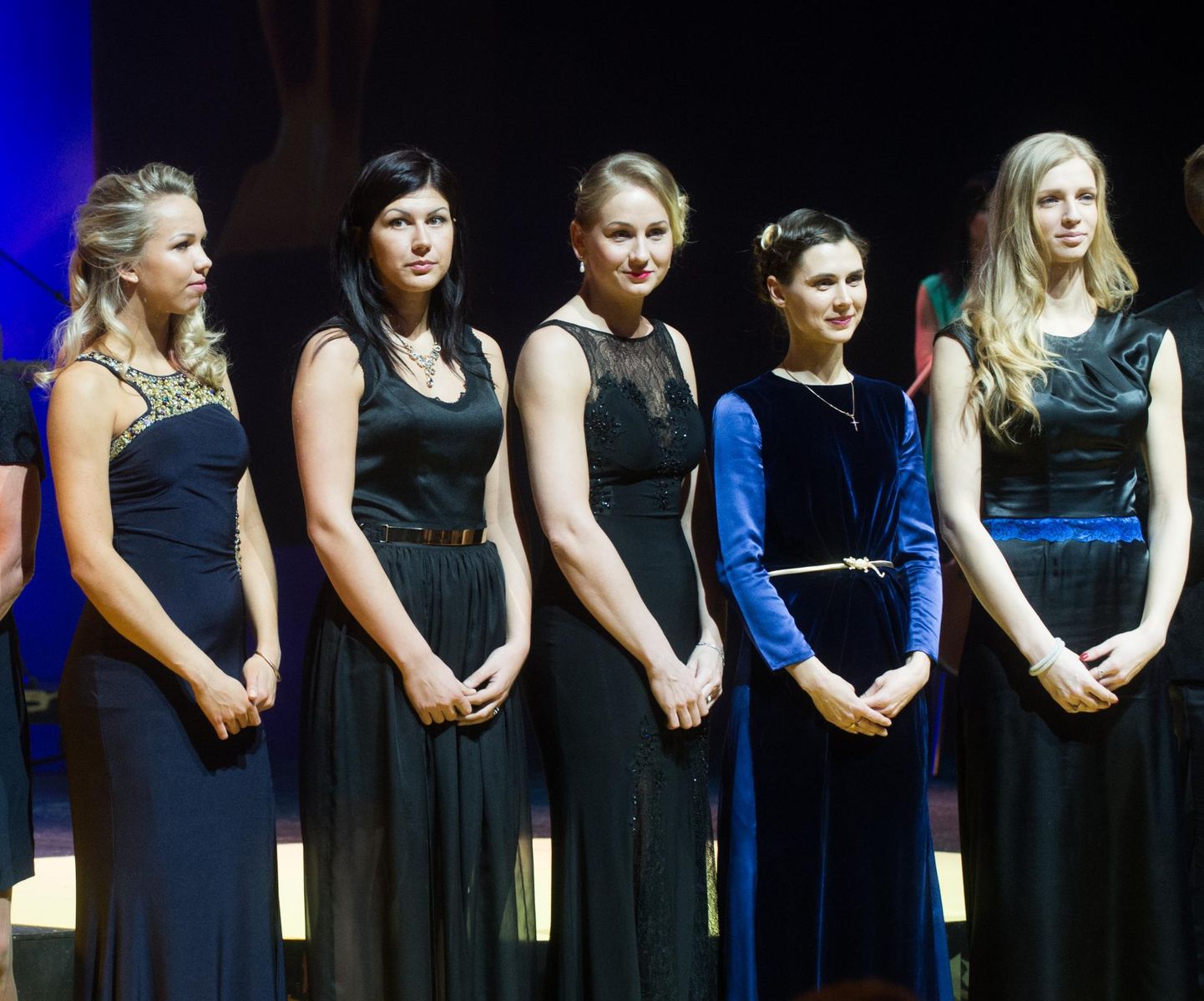 Erika Kirpu (vasakult) jääb eemalt vaatama, kuidas Julia Beljajeval, Kristina Kuusel, Irina Embrichil ja Katrina Lehisel MMil läheb FOTO: Mihkel Maripuu