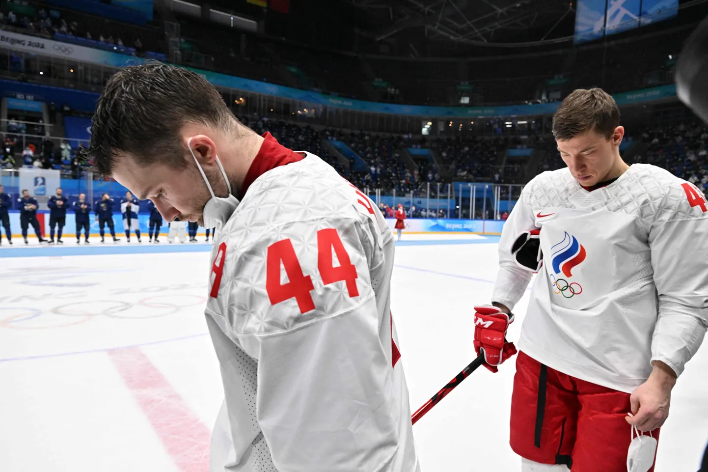 Venemaa olümpiakomiteed esindanud jäähokimängijad 2022. aasta Pekingi olümpiafinaali järel, kus kaotati Soomele.