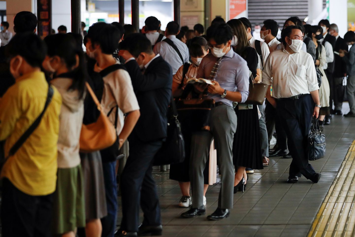 inimesed seisavad pärast maavärinat Tokyos taksojärjekorras, kuna ühistranspordis tekkisid häired.