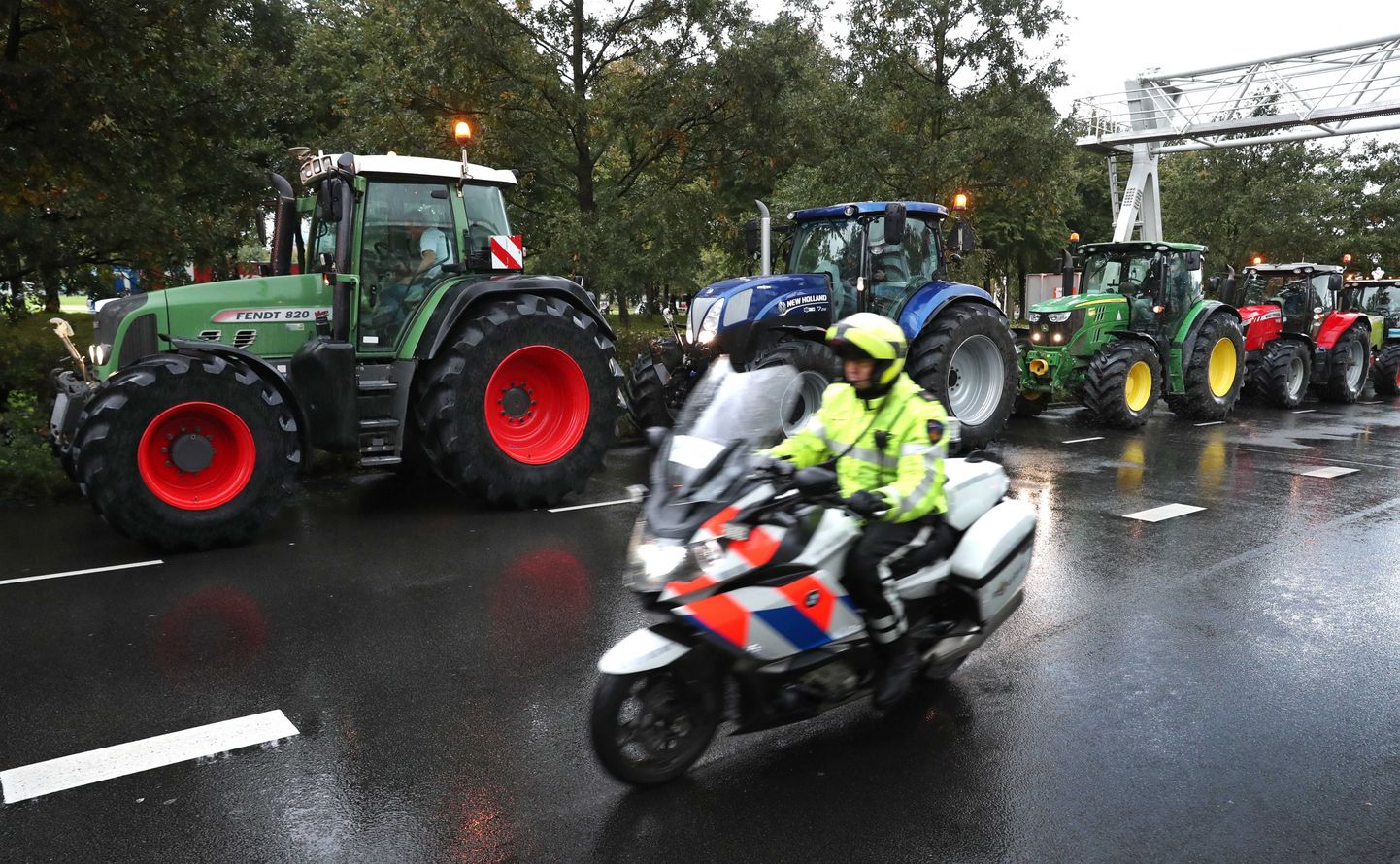 Lauksaimnieki ar traktoriem Nīderlandē