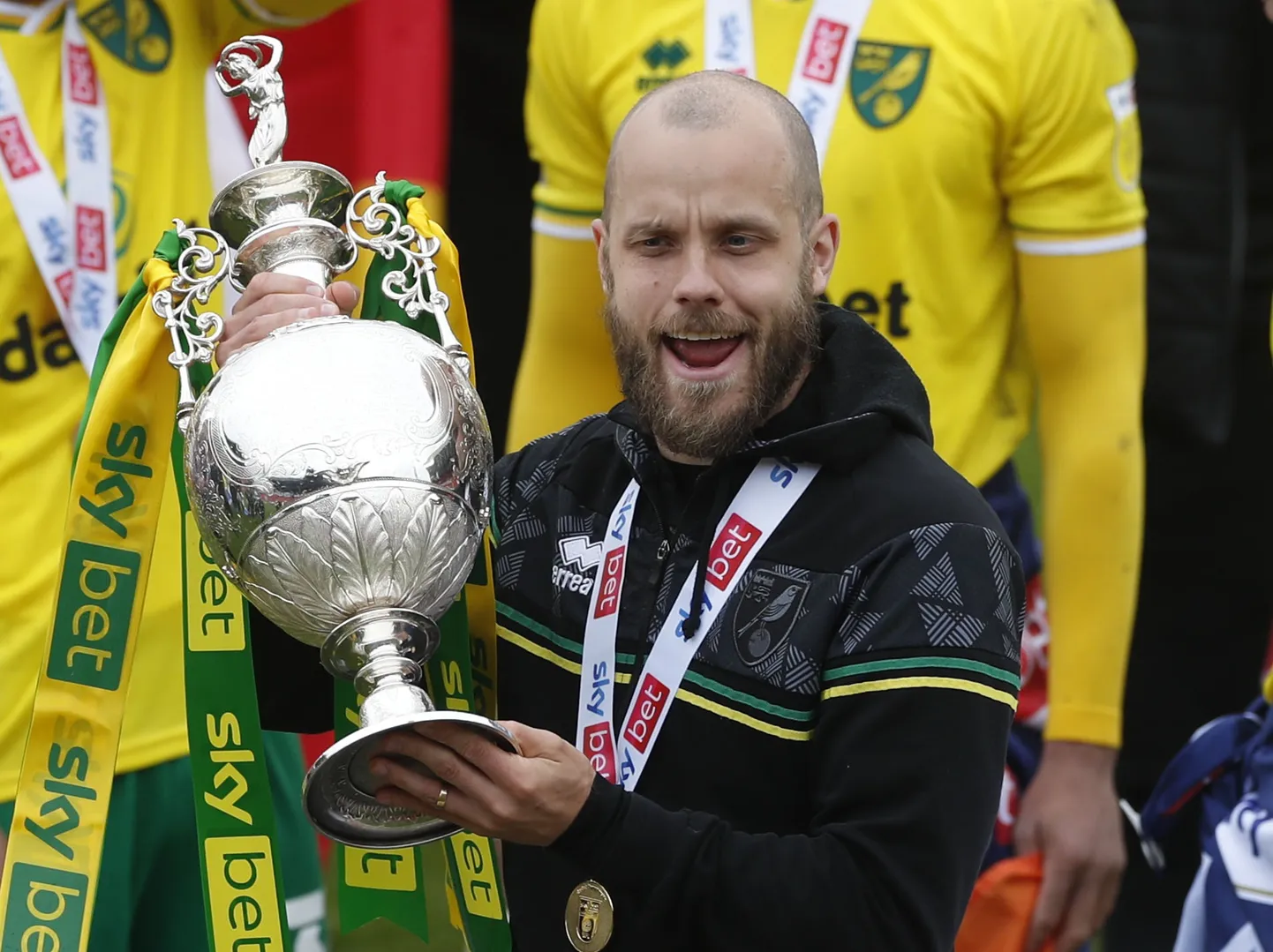 Teemu Pukki hoidmas Inglismaa esiliiga võidutrofeed.