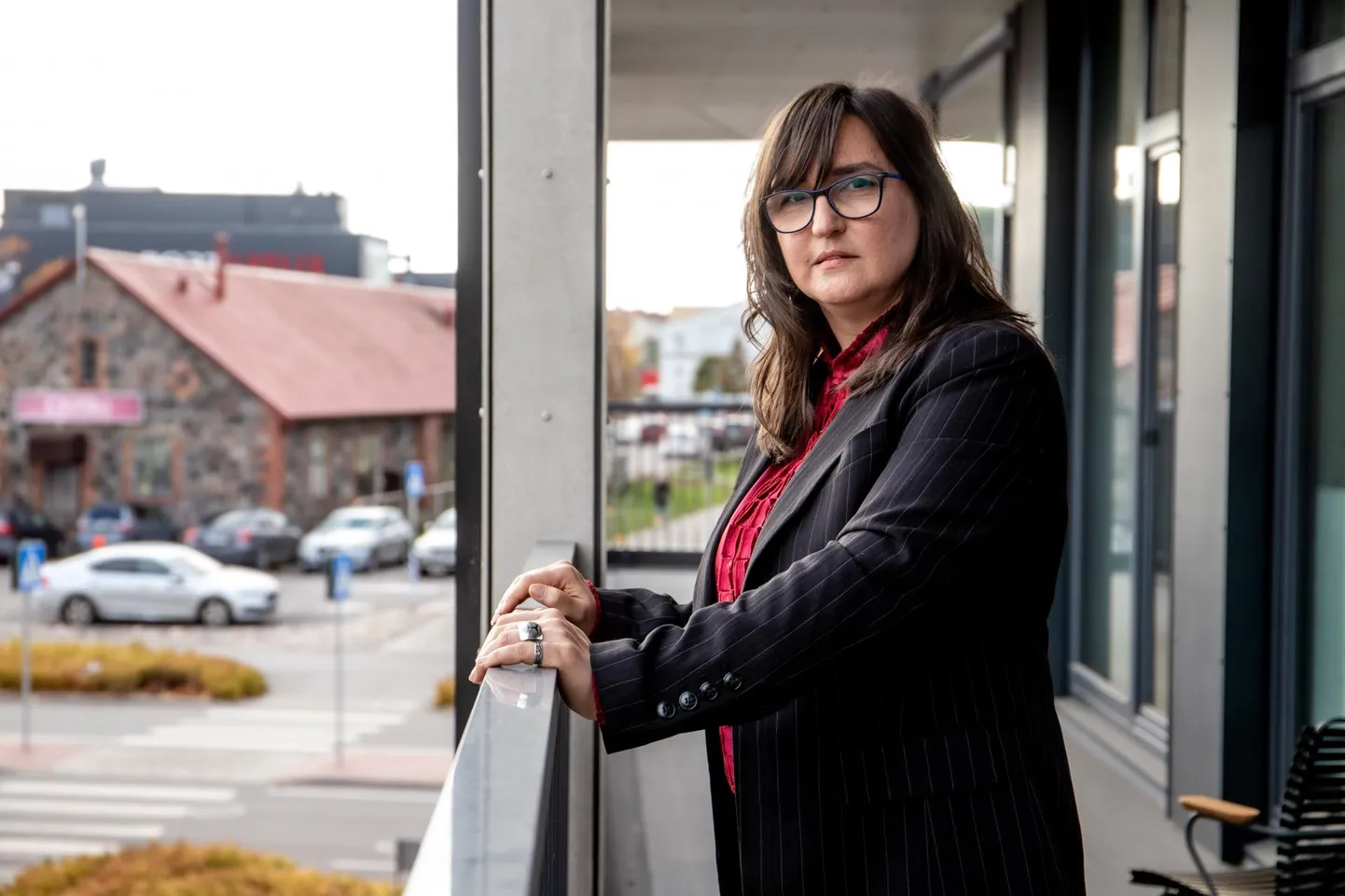 Psühholoog ja terapeut Lilli Kull tunnistab, et tedagi on puudutanud ellujäänu süütunne. Ta ei suutnud alguses rõõmu tunda siinsest ilusast kontorist ja mugavusest. Ta tundis, et ta põgenes, ehkki pidanuks olema Ukrainas. Siin kaasmaalasi aidates annab ta aga oma panuse.