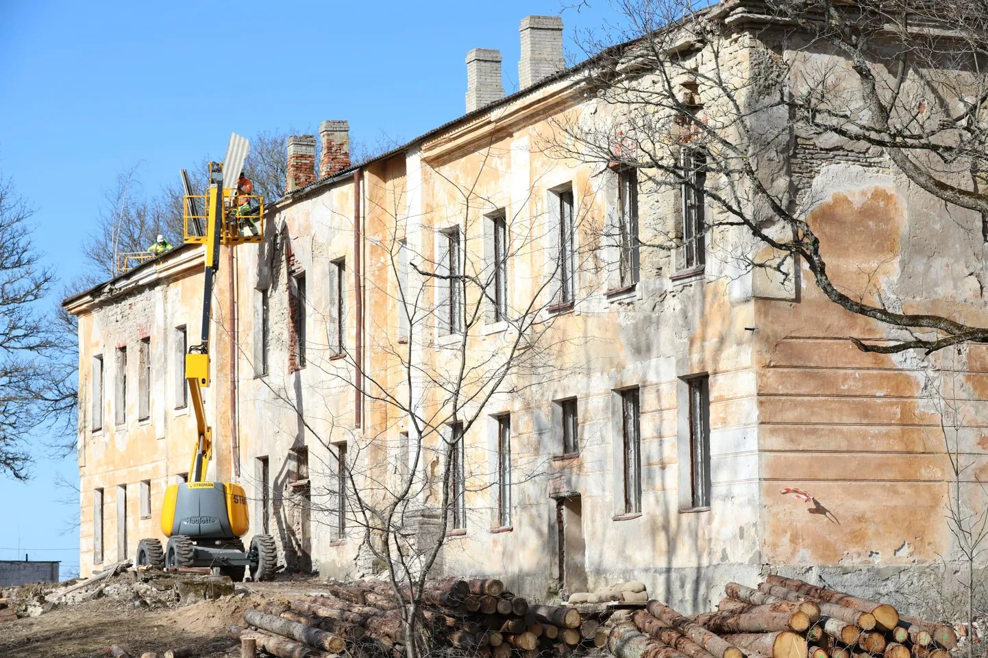 Eelmisel nädalal alustati ettevalmistustöödega, et homme Tapa mõisahoone varemed õhkida.