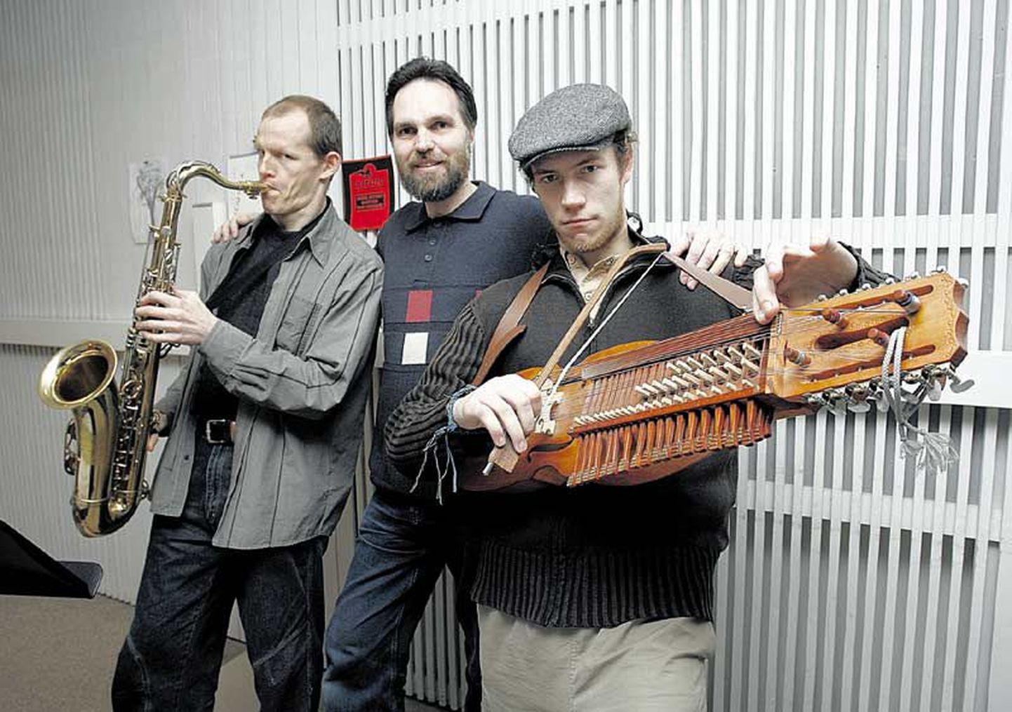Saksofonist Raul Sööt (vasakult), Margo Kõlar ja nükkelharfimängija Janno Pokk tegid Eesti Muusika- ja Teatriakadeemia elektronmuusikastuudios ettevalmistusi uudisteose esiettekandeks ning fotograafile veidi koomuskit ka.