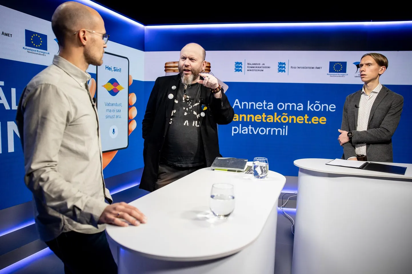 Postimehe mulluses otseülekandes räägiti kõne annetamisest lähemalt. Fotol on vasakult MKM-i riigi andmete valdkonna juht Ott Velsberg, poeet Jürgen Rooste ja saatejuht Brent Pere.