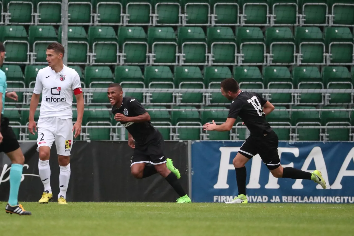 Infoneti kapten ja keskkaitsja Andrei Kalimullin (vasakul) ja rõõmustav Hiberniansi ründaja Jorginho.
