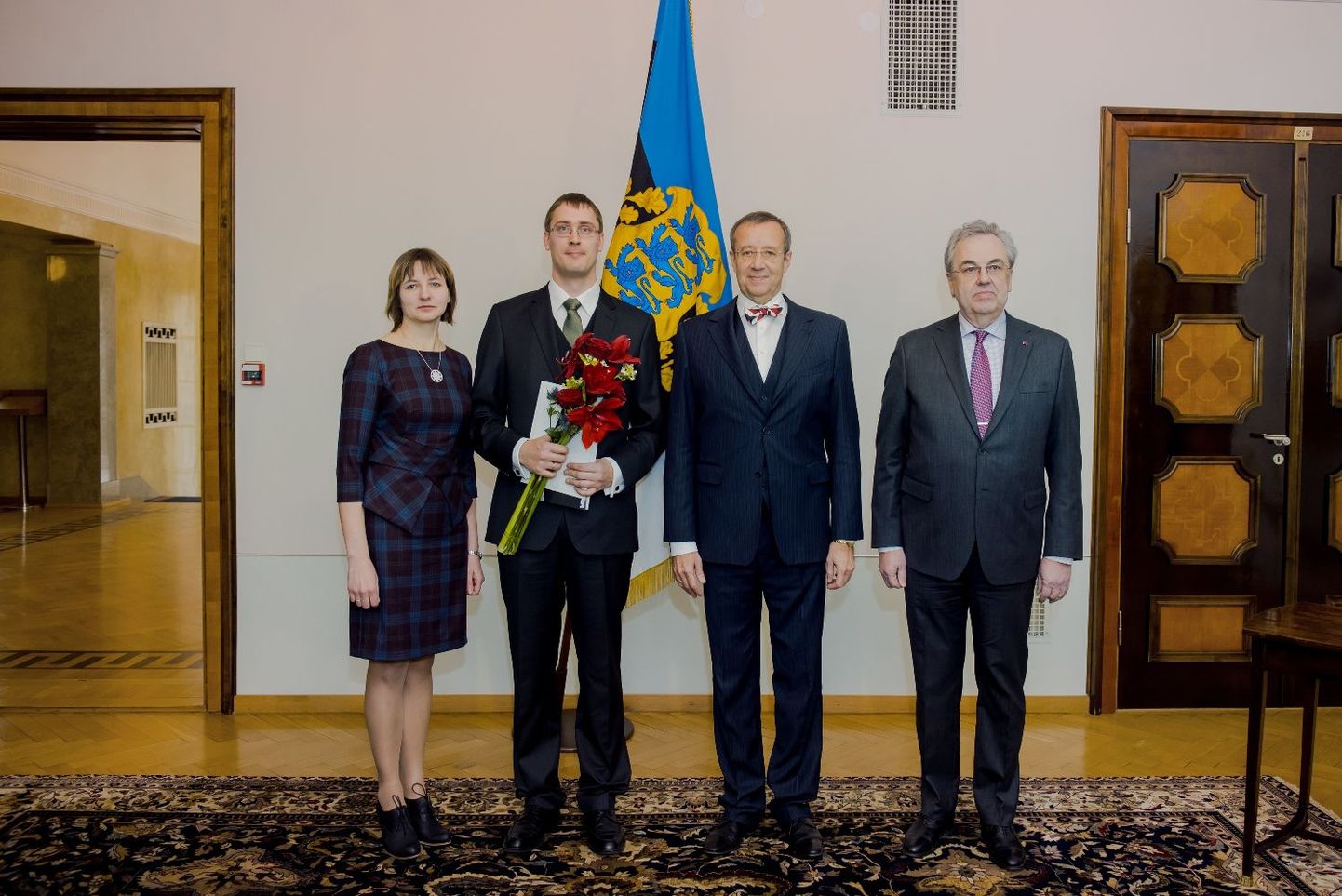 Pildil Elmo Tempel abikaasaga, president Toomas Hendrik Ilves ja preemia rahastaja ettevõtja Väino Kaldoja.